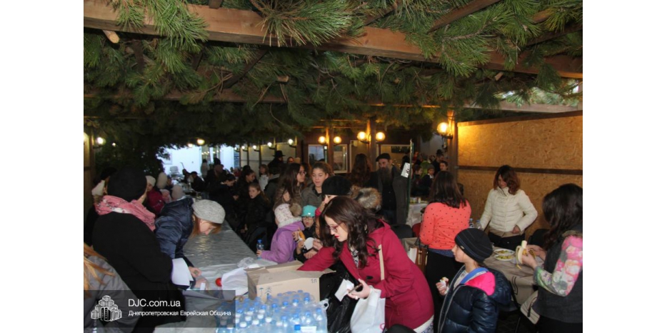 Жизнь кипит в шалашах Днепра