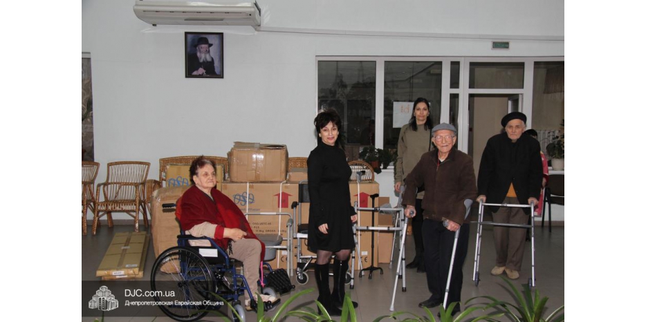 «Хесед Менахем» подарил Дому пожилого человека «Бейт Барух» специальное медоборудование