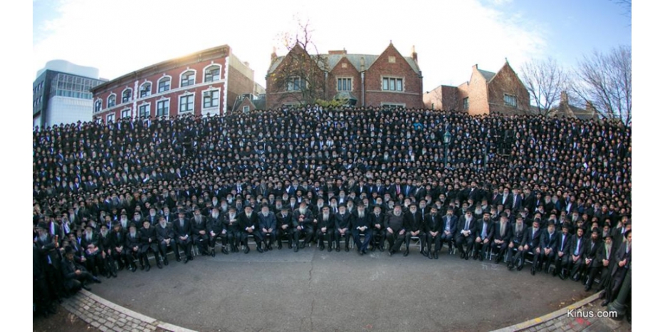 «Кинус Шлухим 5777». Групповое фото на фоне 770