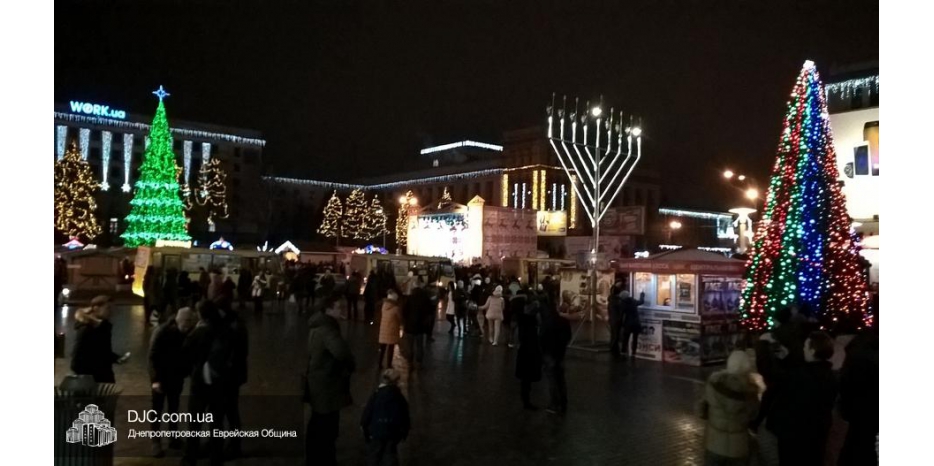 Ханукия на главной площади Днепра