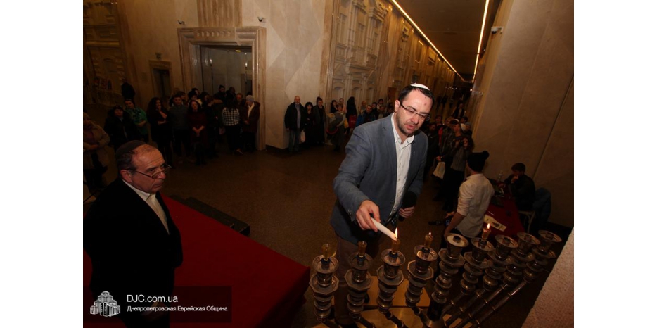 Ханука в «Меноре» – «Финфте лихтл» зажег Макс Лурье