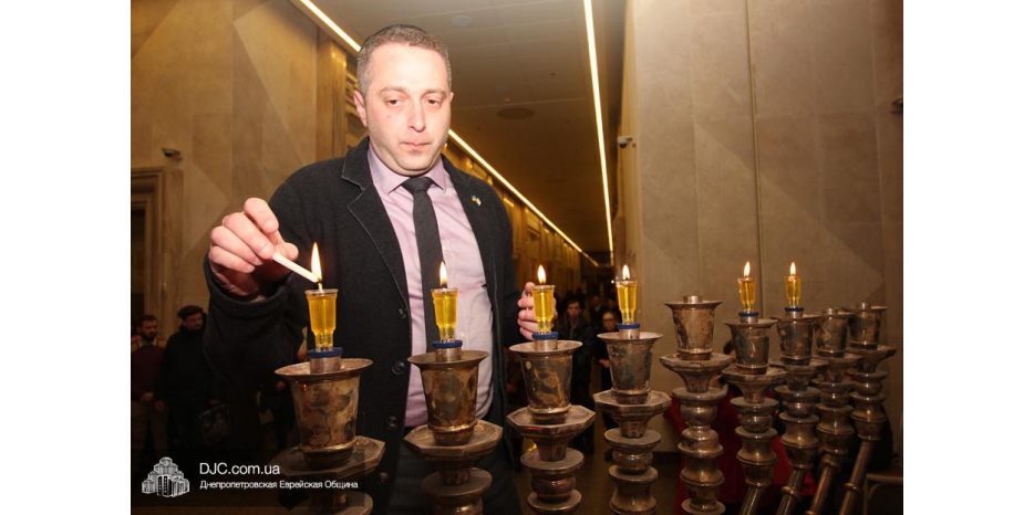 Шестую свечу главной Ханукии зажег израильский дипломат