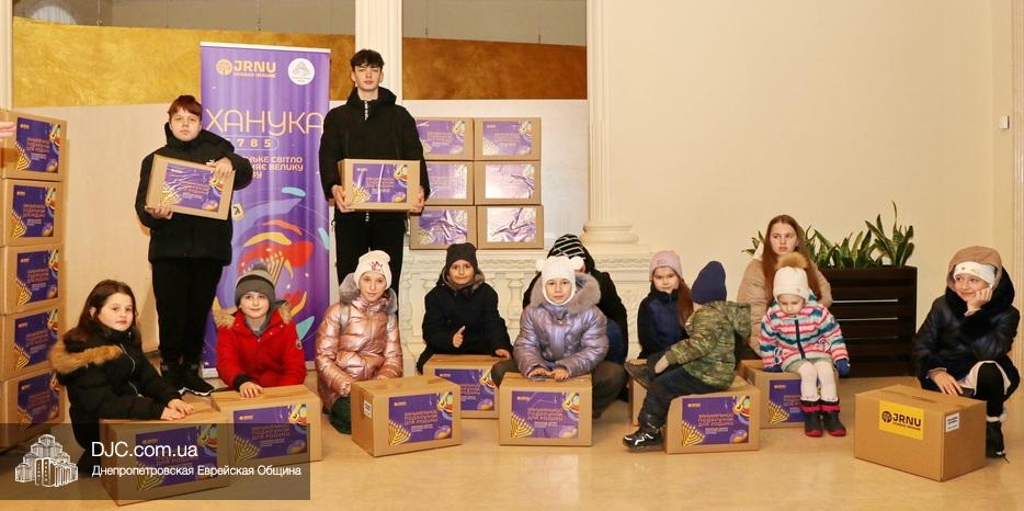 Подарки для семей с детьми к празднику Ханука