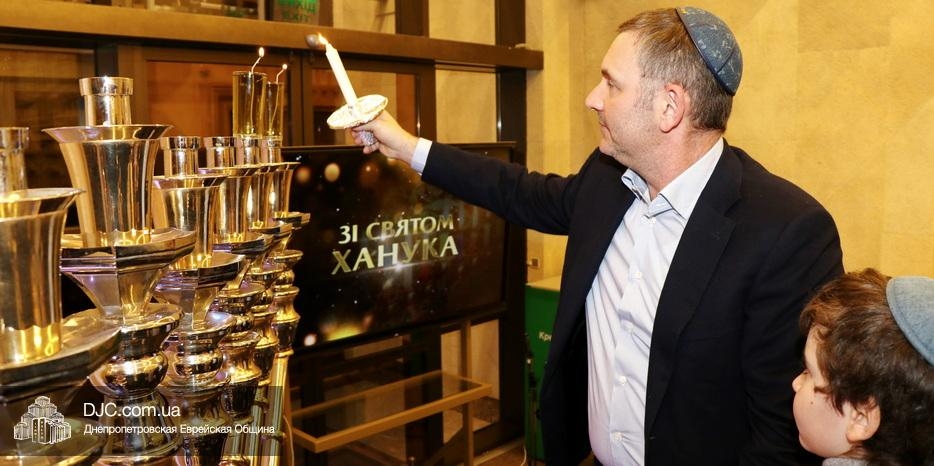 Вторую свечу Хануки-5785 в Днепре зажег Натан Золотаревский