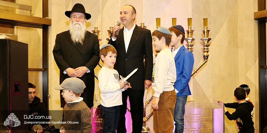 Четвертую свечу Хануки-5785 в Днепре зажег Шломо Черток