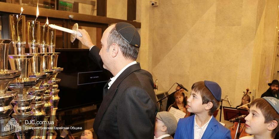 Фоторепортаж: четвертая свеча Хануки в «Меноре»