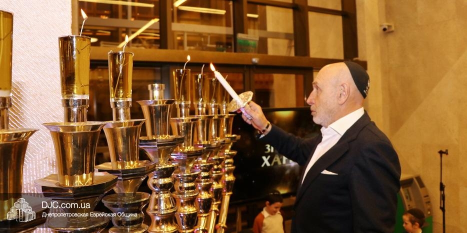 Восьмую свечу Хануки-5785 в Днепре зажег Хаим Зайднер