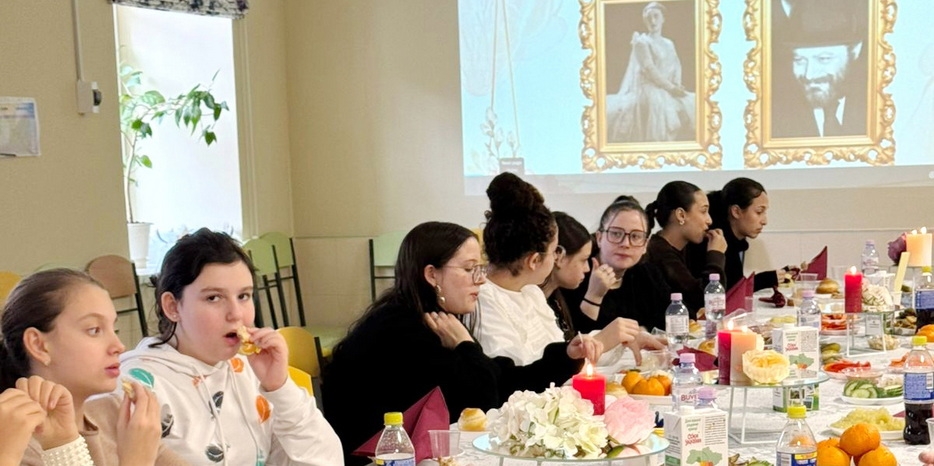 Праздник в честь свадьбы Ребе и Ребецн для старших воспитанниц махона