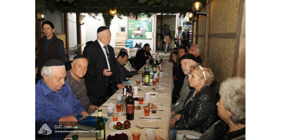 Совет евреев-ветеранов спорта провел День именинника в сукке