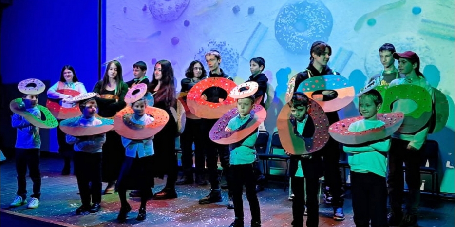 Ханука-5785: первая свеча Еврейского Лицея Днепра зажглась в зале «Синай»