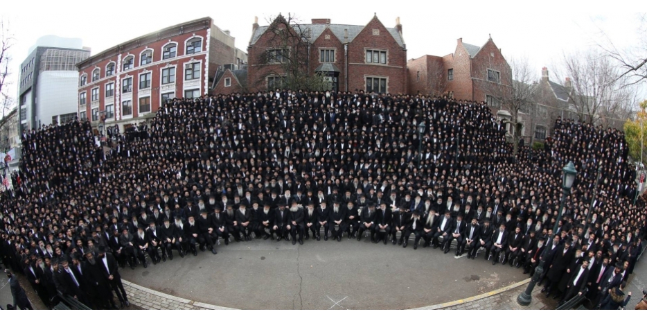 «Кинус Шлухим 5776». Групповое фото на фоне 770