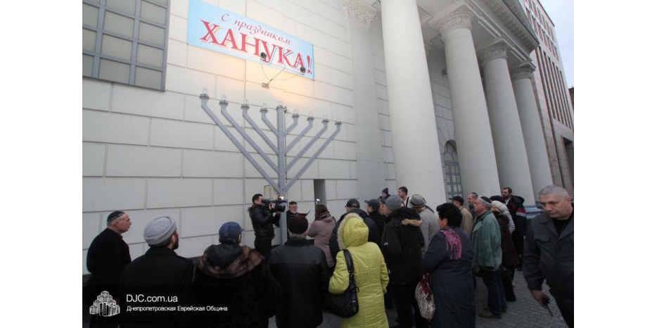 Ханука началась! Зажжена первая свеча у синагоги «Золотая Роза»