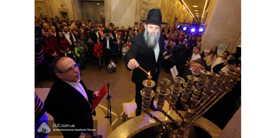 Первая свеча Хануки зажжена в центре «Менора»