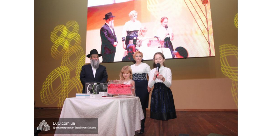 Победителями ханукальной лотереи стали Яков Пикельный и Хая-Мушка Гельфанд