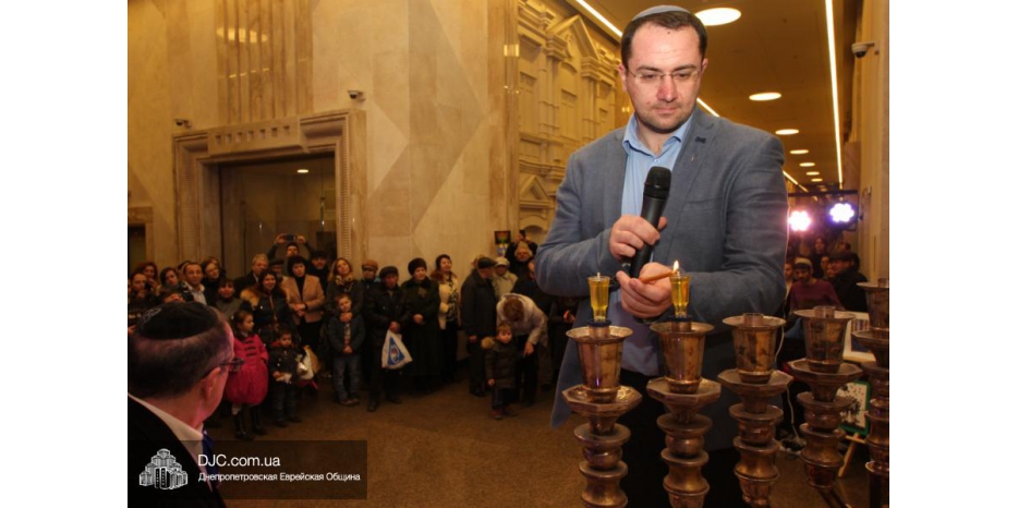 Вторая свеча Хануки зажжена в «Меноре»