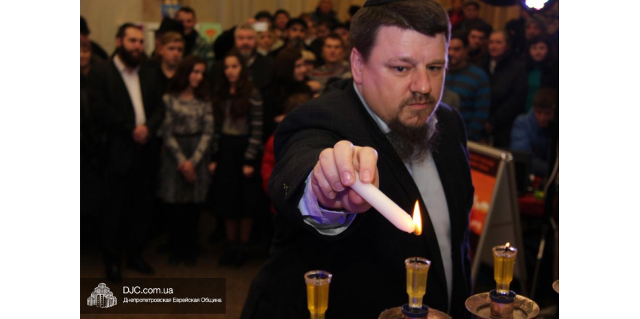 Ханука в «Меноре» – «Финфте лихтл» зажег Дан Макогон