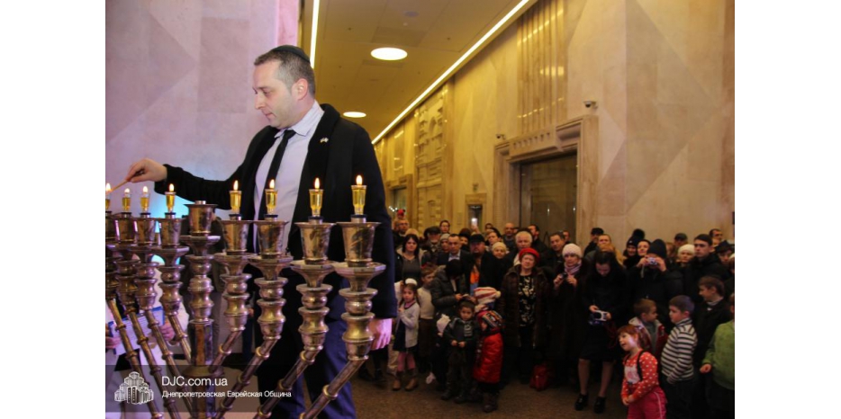 Восьмую свечу Хануки в «Меноре» зажег Вячеслав Смоткин