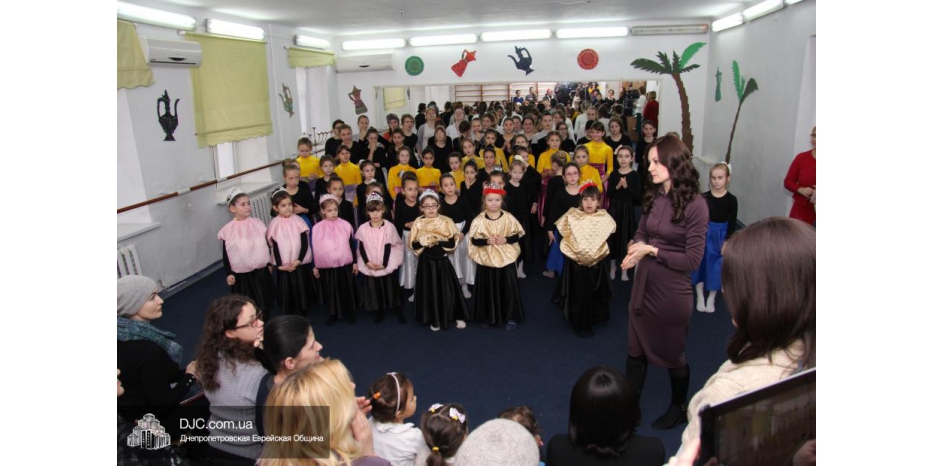 Ханукальное представление в махоне