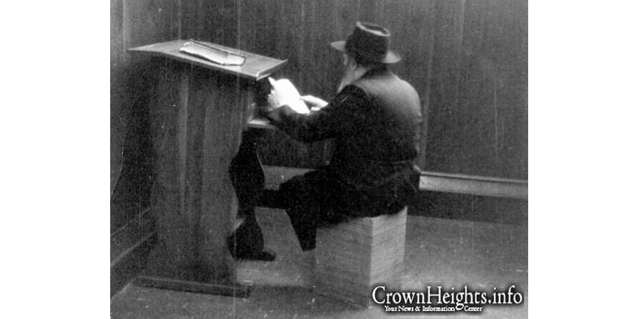 Уникальная фотография – Ребе молится в Тиша бе-Ав 1963 года