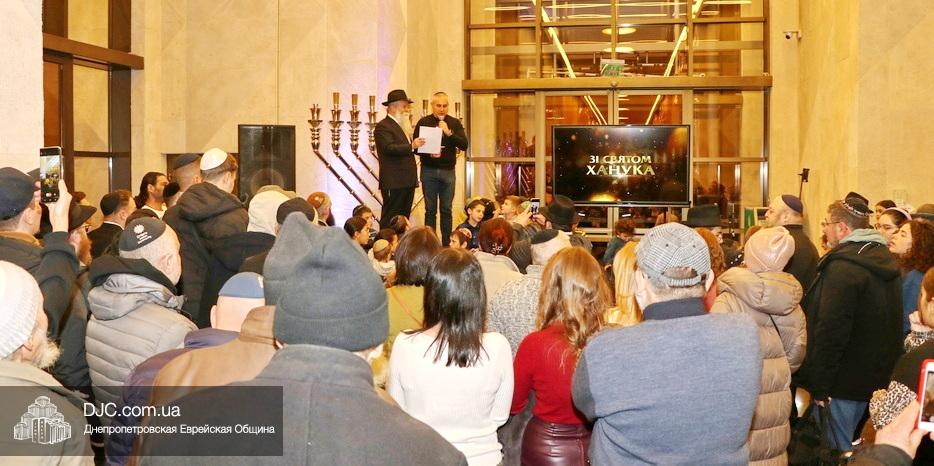 Фоторепортаж: седьмая свеча Хануки в «Меноре»