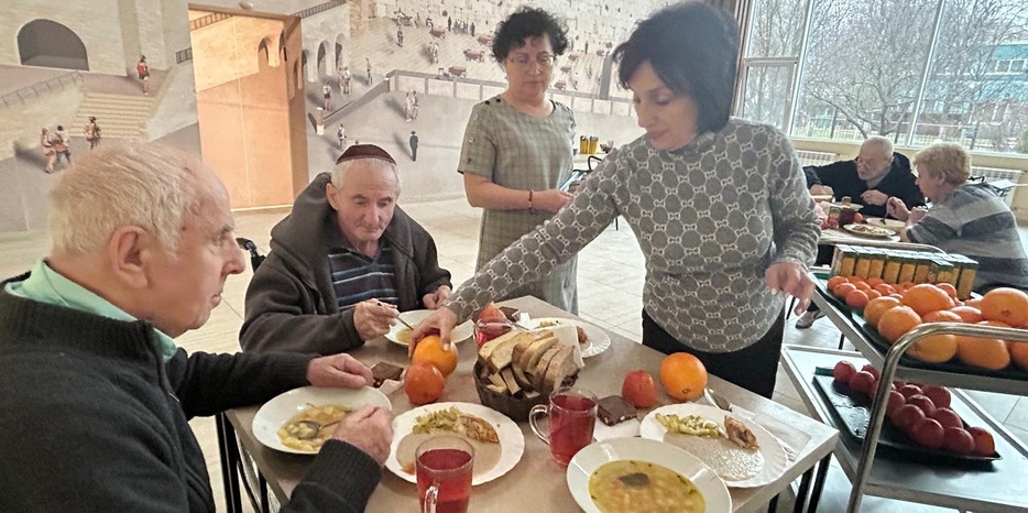 Хануа-5785: участники «Menorah Community» посетили с подарками «Бейт Барух»